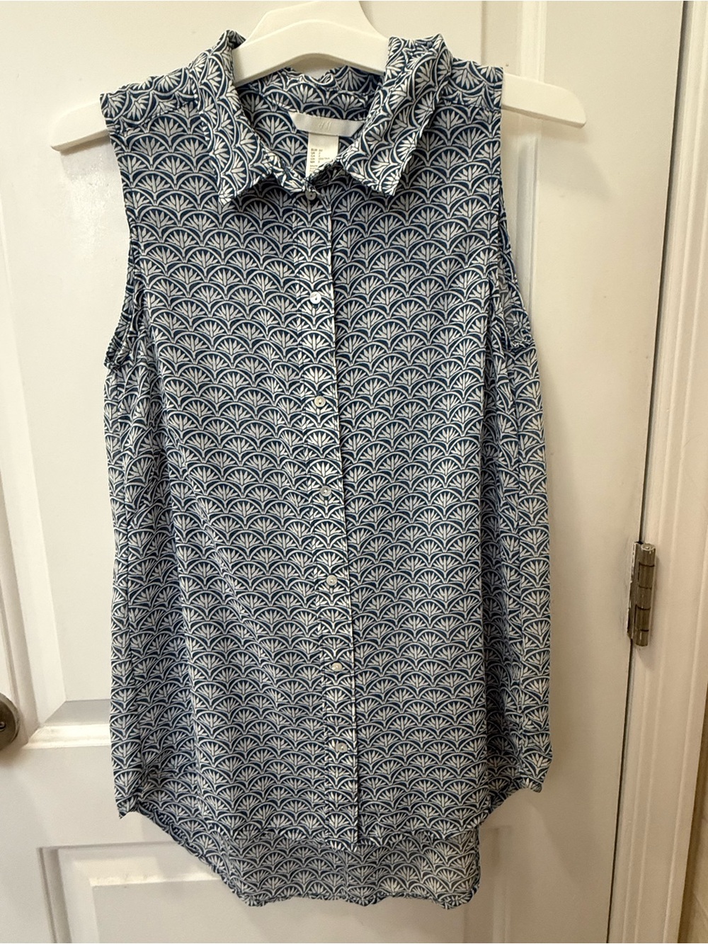 H&M Sleeveless Button-Down Blouse in Navy and White Pattern Size 2